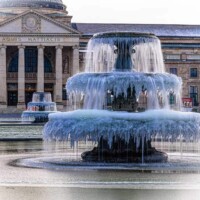 Wiesbaden, Bowling Green, 10.02.2021, Zugefrorene Brunnen vor dem Kurhaus-Wiesbaden,
Die Brunnen vor dem Kurhaus in Wiesbaden sind durch die tiefen Temperaturen (-11 Grad Celsius) zugefroren, lange Eiszapfen hängen herunter.