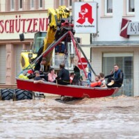Trier-Ehrang, 15.07.2021, Hochwasserkatastrophe in der Eifel, mit schwerem Gerät werden Personen gerettet.