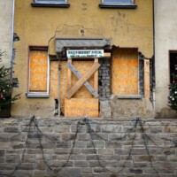 Mayschoß, Flutgebiet, 26.11.2021, Geschmückte Weihnachtsbäume stehen vor den zerstörten Häusern.