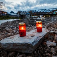 Bad Neuenahr-Ahrweiler, Flutgebiet, 31.10.2021, Am zerstörten Ufer der Ahr stehen zwei Kerzen für die Opfer der Flutkatastrophe am 14.07.2021.