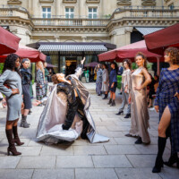 Models laufen während der Show der Modedesignerin Anja Gockel im Steigenberger Frankfurter Hof.