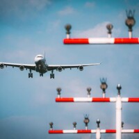 Kelsterbach, Ein Flugzeug setzt zur Landung an.