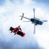 Feuerwehr-Höhenretter bergen eine verletzte Person. Katastrophenschutz Kriesenvorsorge in Hessen.