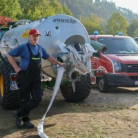 Benno Burggraf holt mit seiner Zugmaschine und Anhänger Wasser für die Bäume zu bewässern im Kurpark.
