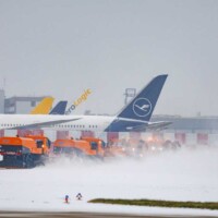 Schneeräumfahrzeuge befreien die Start und Landebahn vom Schnee.