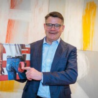 Wiesbaden, Hessische Staatskanzlei, 12.01.2023,
Hessischer Ministerpräsident Boris Rhein hält die Schallplatte von Bruce Springsteen - Born In The U.S.A. in der Hand.