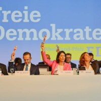 Dr. Volker Wissing MdB Landesvorsitzender Bundesminister für Digitales und Verkehr (li) , Daniela Schmitt MdL
Stellv. Vorsitzende des Landesverbandes
Ministerin für Wirtschaft, Verkehr, Landwirtschaft und Weinbau, Sandra Weeser MdB Stellv. Vorsitzende des Landesverbandes Vorsitzende des Bezirksverbandes Koblenz halten ihre Stimmkarten nach oben.