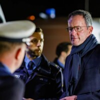 Michael Ebling (SPD), Innenminister von Rheinland-Pfalz, bei Großkontrolle zur Bekämpfung von Geldautomaten-Sprengungen im Gespräch mit Polizeirat Dennis Litz.
