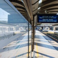 Warnstreik legt Bahn- und Luftverkehr am Montag zum Auftakt lahm. Anzeigetafel mit Hinweis zum Streik am Bahnsteig im Mainzer Hauptbahnhof.