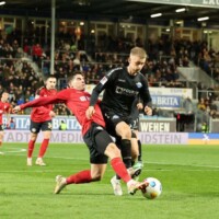 Fußball: 2. Bundesliga, SV Wehen Wiesbaden - SC Paderborn 07, 23. Spieltag, BRITA-Arena. Wiesbadens Robin Heußer (li) und Paderborns Sebastian Klaas (re) im Zweikampf Kampf um den Ball.