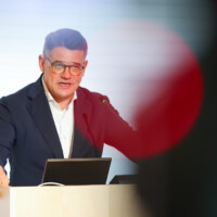 Hessischer Ministerpräsident Boris Rhein spricht auf der Pressekonferenz.