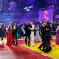 Frankfurt am Main, Festhalle, 17.02.2024, 53. Ball des Sports der Stiftung Deutsche Sporthilfe 2024, Eröffnungstanz mit Britta Heidemann (Mitglied der IOC-Athletenkommission und und Olympiasiegerin Fechten) & Matthias Steiner (Gewichtheben), Michael Mronz (IOC-Mitglied) & Franziska van Almsick (Schwimmen)