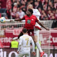 Fußball: 2. Bundesliga, 1. FC Kaiserslautern - SV Wehen Wiesbaden, 30. Spieltag, Fritz-Walter-Stadion. Wiesbadens Robin Heußer (li) Kaiserslauterns Ragnar Ache und Wiesbadens Aleksandar Vukotic (re) im Kopfballduell.