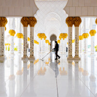 Eine der größten Moscheen der Welt mit 82 weißen Kuppeln unterschiedlicher Größe.