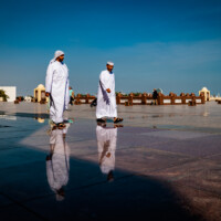 Arabische Männer tragen den Thawb als traditionelles Gewand.