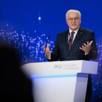 Bundespräsident Frank-Walter Steinmeier bei der Verleihung des Deutschen Umweltpreises 2024 an die Moorforscherin Franziska Tanneberger und den Unternehmer Thomas Speidel.