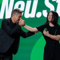 Wiesbaden, RheinMainCongress Center, 17.11.2024, 50. Ordentliche Bundesdelegiertenkonferenz Bündnis 90/Die Grünen. Die Gruenen Robert Habeck (li) Annalena Baerbock mit einem grünen Wollknäuel.