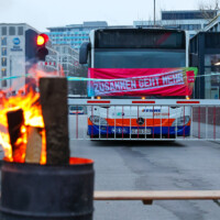 Warnstreik im öffentlichen Dienst in Hessen, ESWE Verkehr. Ein Bus steht in der Zufahrt zum Busbahnhof Depot der ESWE Verkehrsgesellschaft in der Gartenfeldstraße.