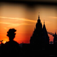 Sonnenaufgang in Mainz mit Blick auf den Mainzer Dom. Wetter in Deutschland am 1. Mai.