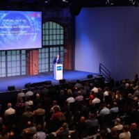 Cybersicherheitsgipfel 2025 im Lokschuppen Marburg, organisiert vom Hessischen Ministerium des Innern, für Sicherheit und Heimatschutz. Experten, Politiker und Vertreter aus Wirtschaft und Behörden diskutieren aktuelle Herausforderungen in der Cybersicherheit. Cybersicherheitsgipfel 2025 – Lokschuppen Marburg