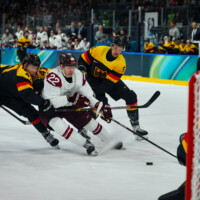 v.l. Jonas Muller (GER), Kai Wissmann (GER), Sandis Vilmanis (LAT) Eishockey Männer am 14.02.2026 Deutschland vs. Lettland - Vorrunde - Gruppe C bei den Olympischen Winterspielen Mailand (Milano/Cortina) in Mailand, Italien.