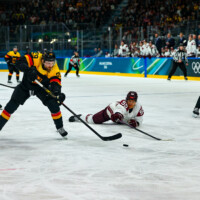 v.l. Leon Draisaitl (GER), Roberts Mamcics (LAT) Eishockey Männer am 14.02.2026 Deutschland vs. Lettland - Vorrunde - Gruppe C bei den Olympischen Winterspielen Mailand (Milano/Cortina) in Mailand, Italien.